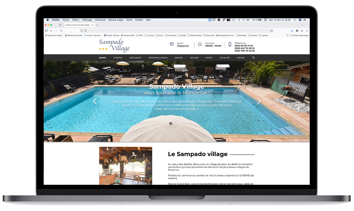 Aperçu de la page d’accueil du Sampado Village sur un ordinateur portable Apple