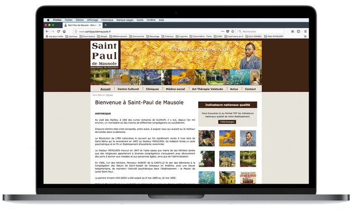 Montage de la page d’accueil du site de Saint-Paul de Mausole affichée sur un ordinateur portable de type Apple