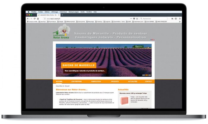 Visuel du site du Laboratoire Natur Aroma présenté sur un ordinateur portable Apple – création du premier site Internet