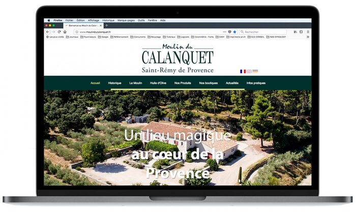 Visuel du site du Moulin du Calanquet sur un ordinateur portable Apple – création du premier site Internet