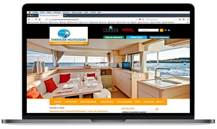 Visuel du site de location de catamarans Emeraude Multicoques affiché sur un ordinateur portable Apple – création du site Internet par l’agence Easy