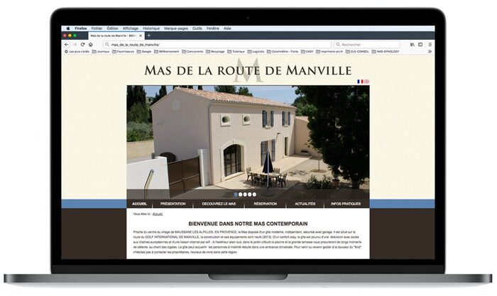 Mockup du site du Mas de la Route de Manville affiché sur un ordinateur portable Apple