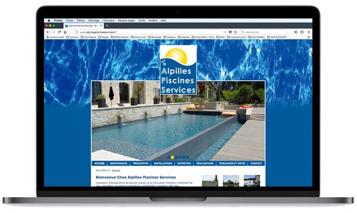 Visuel du site Alpilles Piscines Services affiché sur un ordinateur portable Apple — spécialiste piscines Alpilles