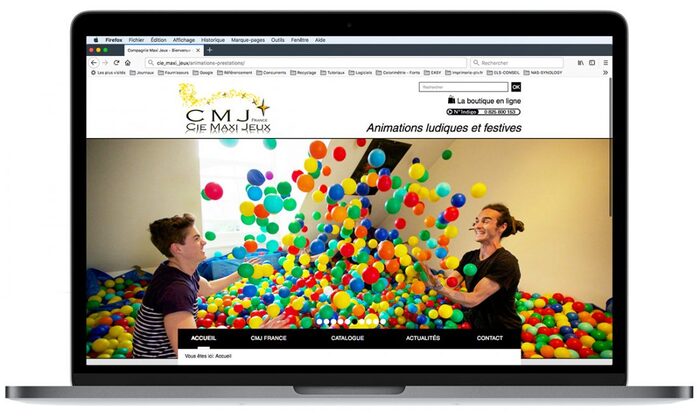 Maquette du site Internet CMJ France affichée sur un ordinateur portable Apple