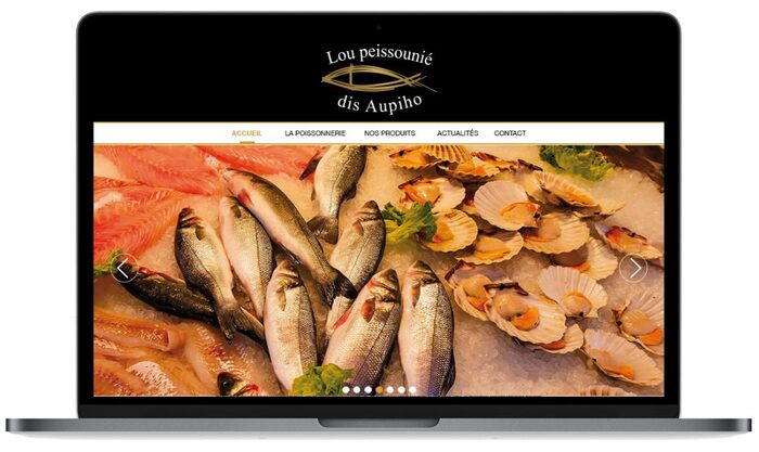 Visuel du site de la poissonnerie Lou Peissonie – Dis Aupiho affiché sur un ordinateur portable Apple, présentant ses produits de la mer et son univers provençal