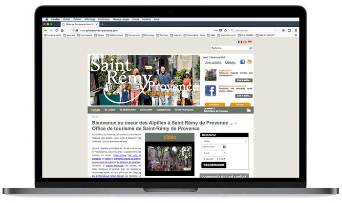 Visuel du site de l’Office de Tourisme de Saint-Rémy-de-Provence sur un ordinateur portable Apple – création du site Internet