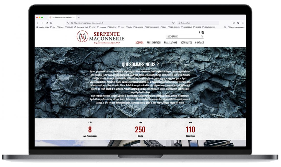 Page d’accueil du site Serpente Maçonnerie affichée sur un ordinateur portable Apple, présentant les prestations et les réalisations de l’entreprise de maçonnerie