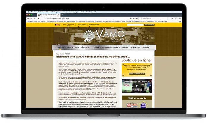 Montage du site VAMO affiché sur un ordinateur portable Apple – réalisation du site par l’agence Easy