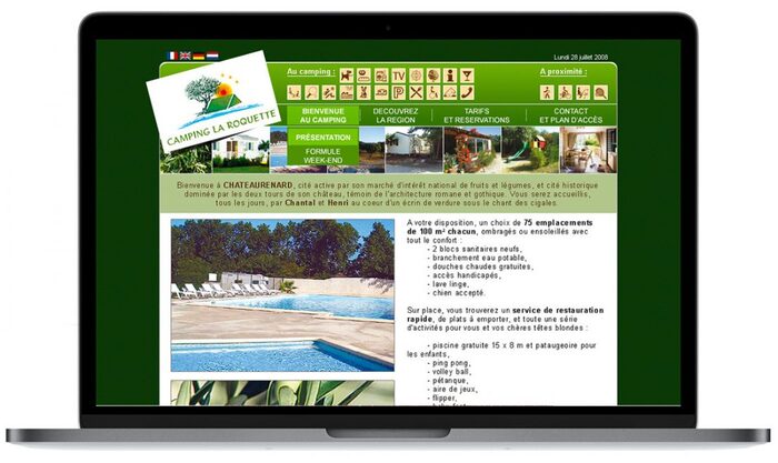 Accueil du site du Camping La Roquette affiché sur ordinateur portable Apple