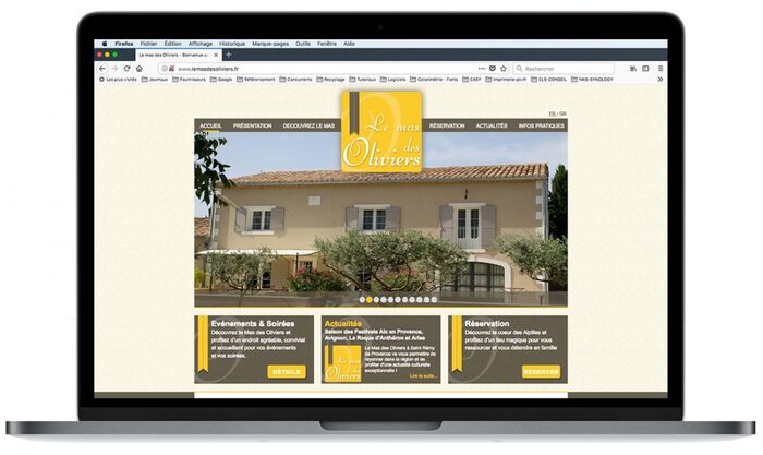 Visuel du site du Mas des Oliviers présenté sur un ordinateur portable Apple – création du site Internet de la location saisonnière