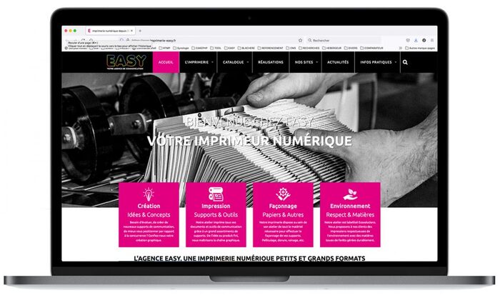 Montage de la page d’accueil du site imprimerie-easy.fr affichée sur un ordinateur portable Apple, présentant l’imprimerie numérique Easy à Saint-Rémy de Provence et ses supports de communication imprimés