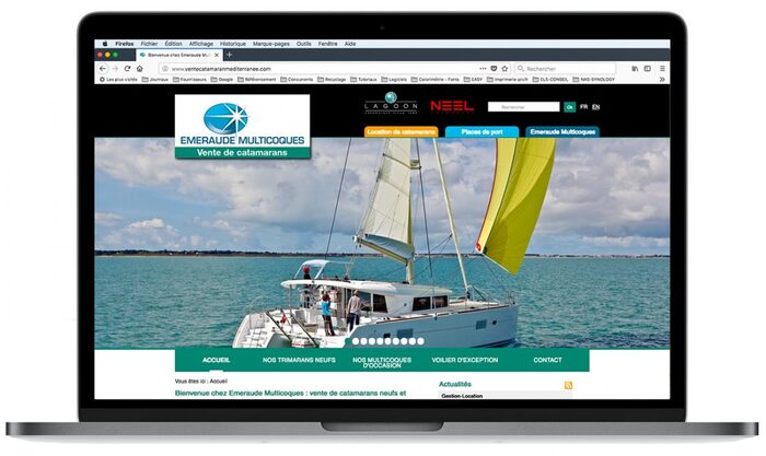 Montage de la page d’accueil du site ventecatamaranmediterranee.com sur ordinateur portable – vente de catamarans en Méditerranée