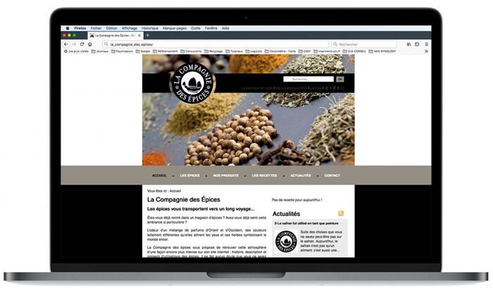 Mockup réaliste du site La Compagnie des Épices affiché sur un ordinateur portable Apple