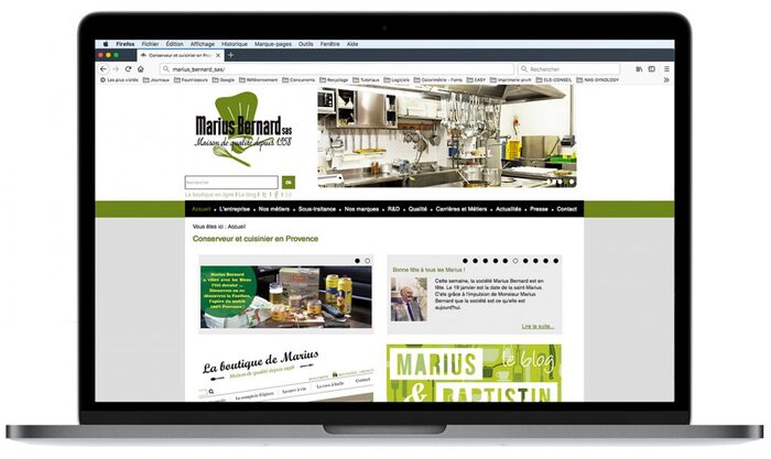 Montage ultra-réaliste du site Marius Bernard affiché sur un ordinateur portable Apple
