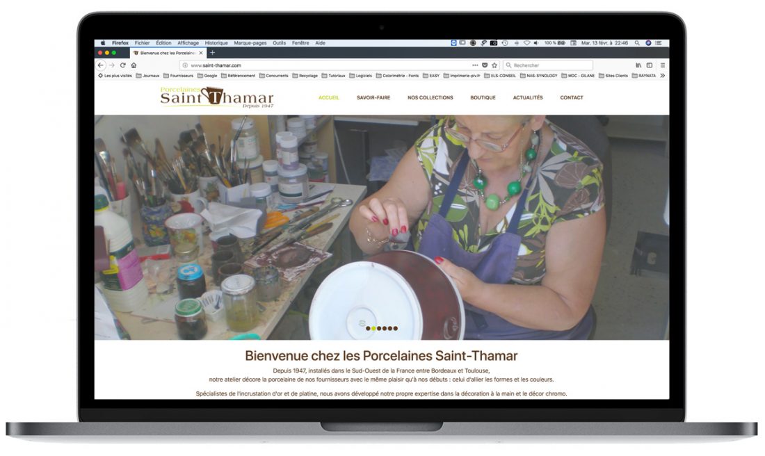 Visuel du site des Porcelaines Saint-Thamar affiché sur un ordinateur portable Apple, présentant ses créations artisanales en porcelaine décorée à la main