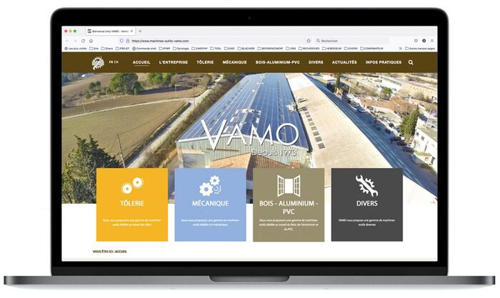 Montage de la page d’accueil du site VAMO affiché sur un ordinateur portable Apple, présentant le catalogue de machines-outils et équipements professionnels
